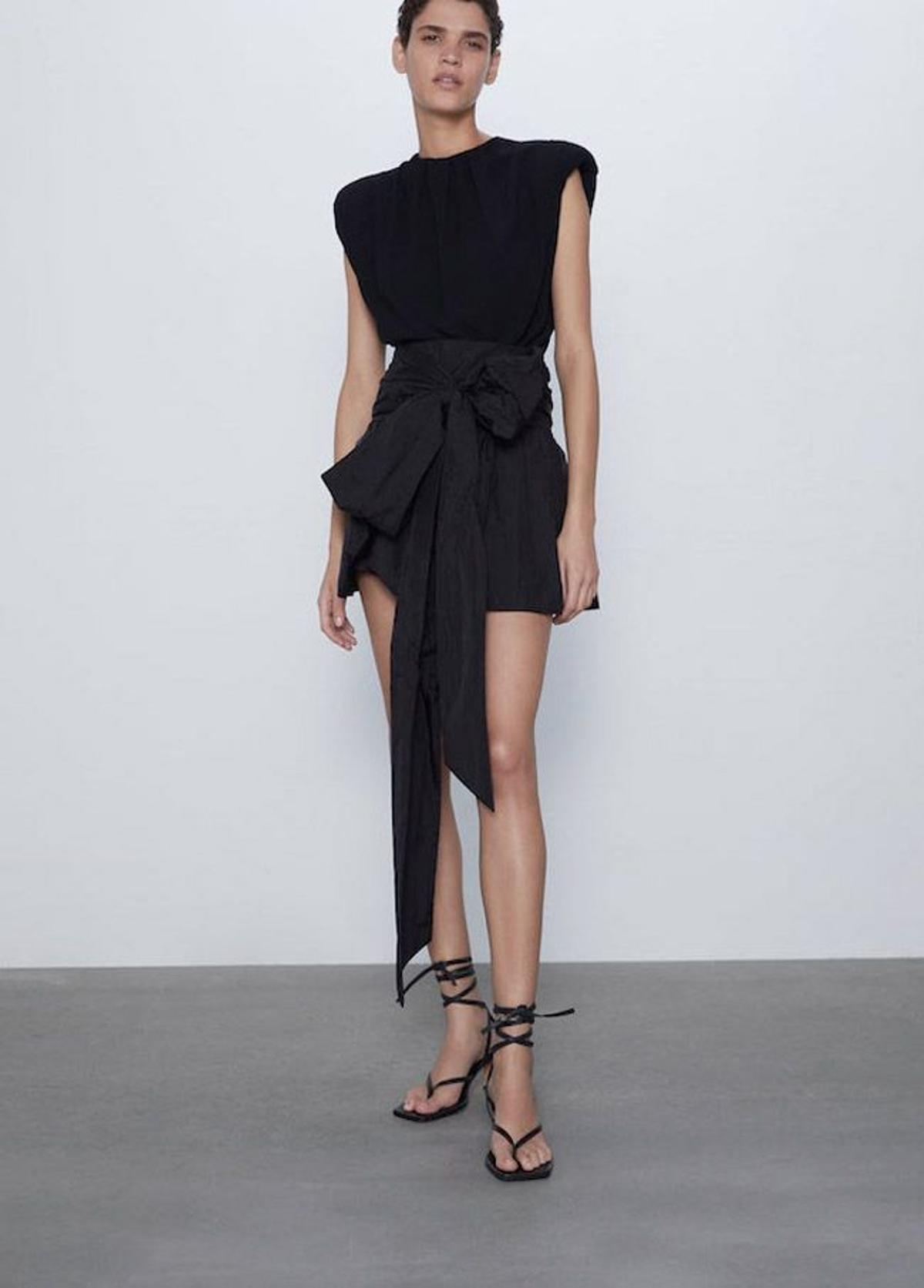 Minifalda negra con maxilazo, de Zara