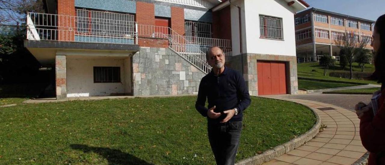 El director del colegio de Pando, Luis Rodríguez, frente al chalé que quiere convertir en centro de ajedrez.