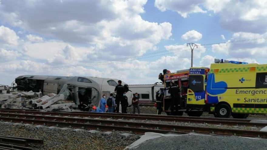 Descarrila el tren que une Madrid con Galicia tras colisionar contra un vehículo