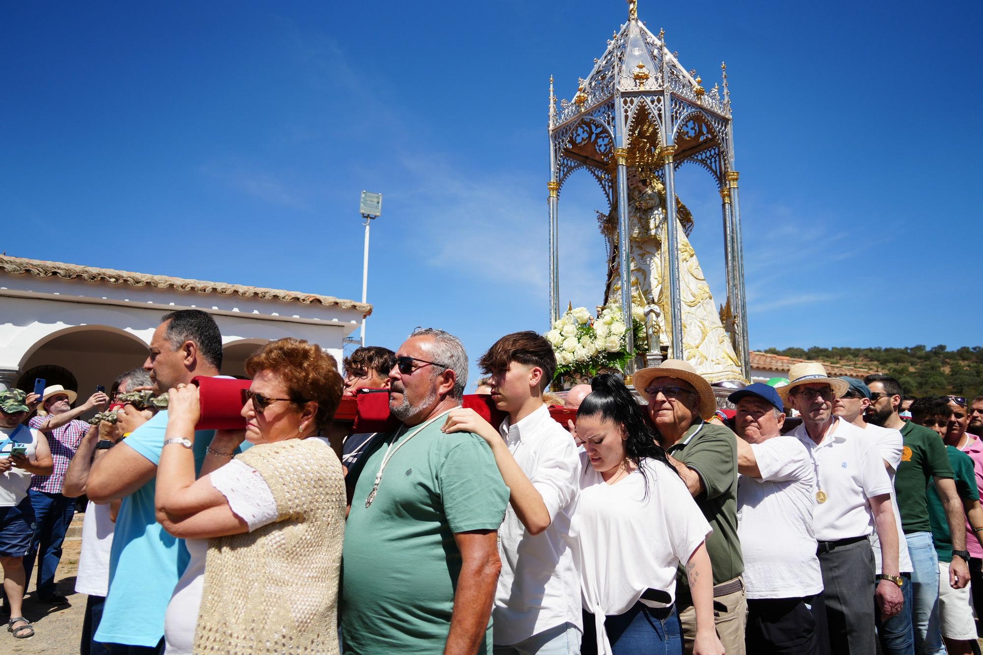 La Virgen de Veredas reúne a una multitud de personas en su romería de Torrecampo