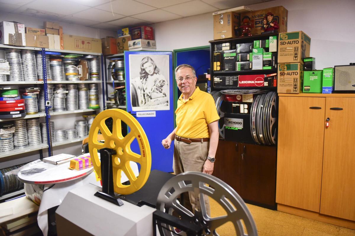 Ignacio Benedeti trabaja en su estudio recuperando los archivos de Paco Rabal