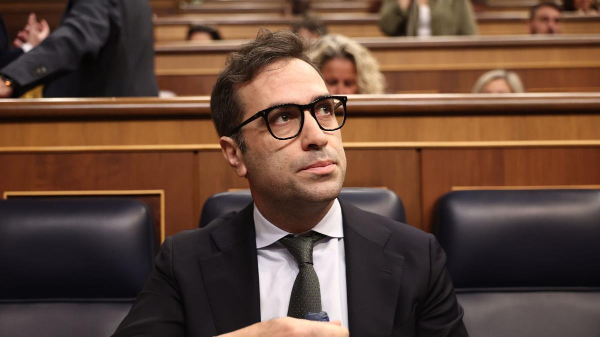 El vicepresidente primero del Gobierno y ministro de Economía, Carlos Cuerpo, a su llegada a una sesión plenaria en el Congreso de los Diputados, a 27 de mayo de 2026, en Madrid (España). El pleno centra su actividad en el control al Gobierno mediante preguntas de la oposición. Los bloques clave debaten sobre presunta corrupción, la gestión de ingresos económicos y la eficacia ministerial. También se evalúan políticas laborales, el Estatuto del Becario, ayudas agrarias y el acceso a la vivienda.