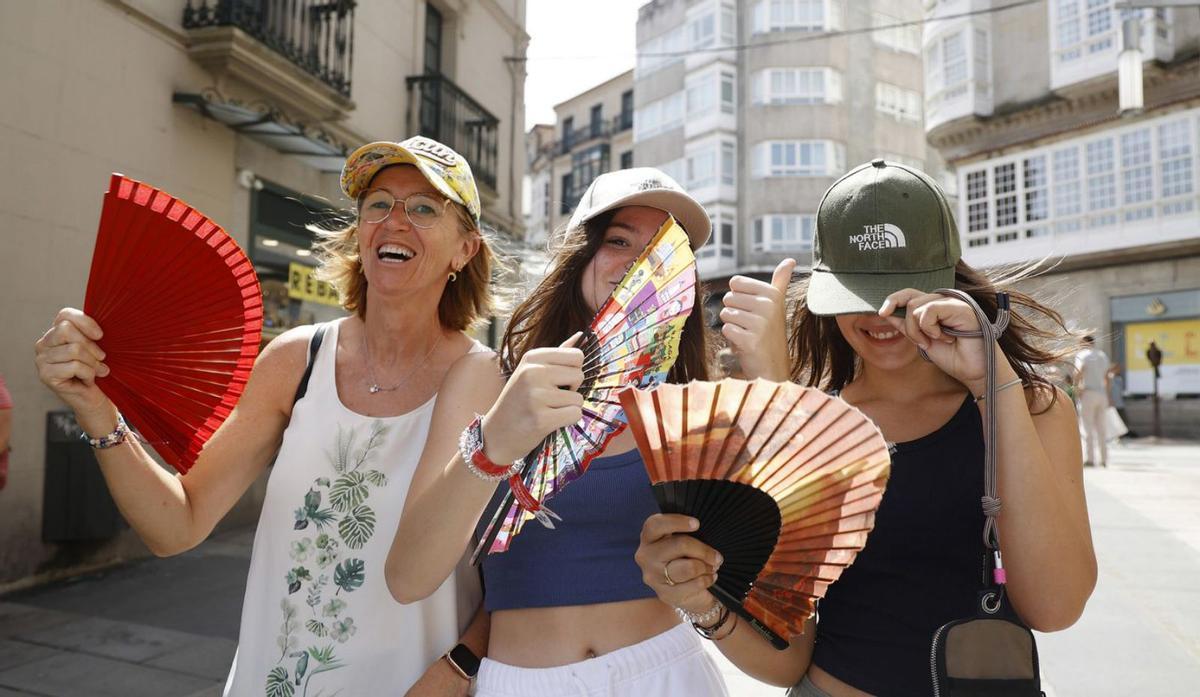Tres mujeres con abanicos pasean por el centro de Pontevedra / Gustavo Santos