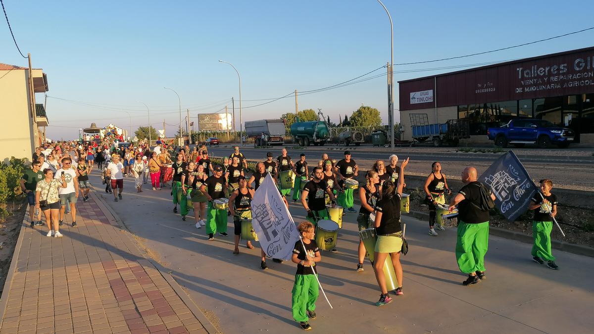 El grupo de batucada abre el desfile de carnaval del verano en Morales