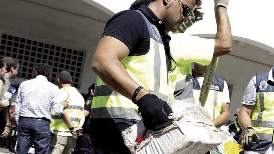 Los agentes descargan en el puerto de Cádiz las tres toneladas de coca incautadas.