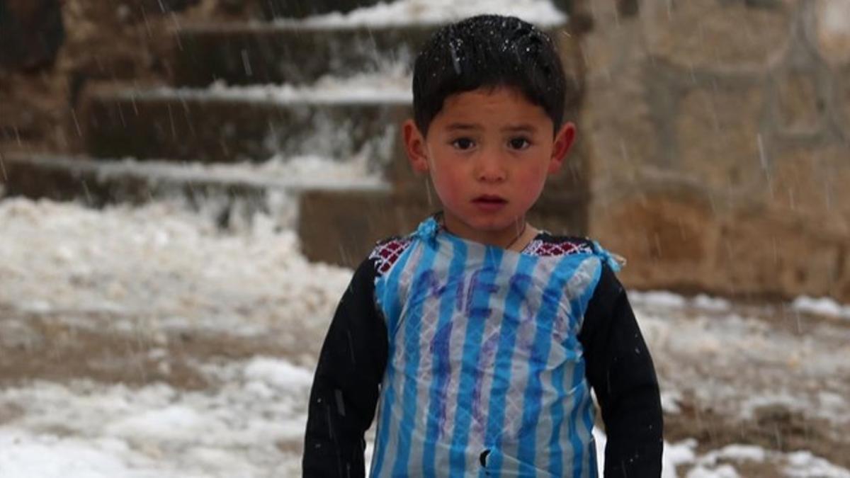 Murtaza Ahmadi, el niño afgano que llevaba una camiseta de plástico de Messi, en Jaghori.