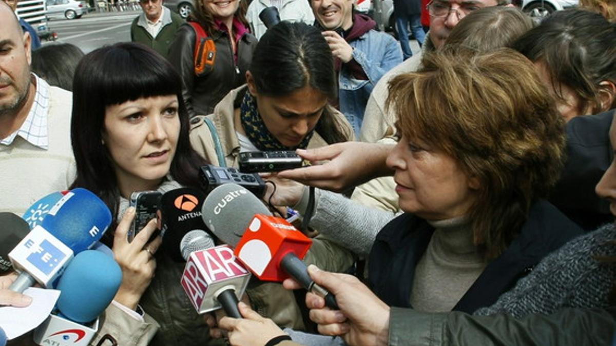 María Luisa Torres (derecha) y su hija Pilar, que han denunciado a sor María, atienden a los medios, el 3 de abril.