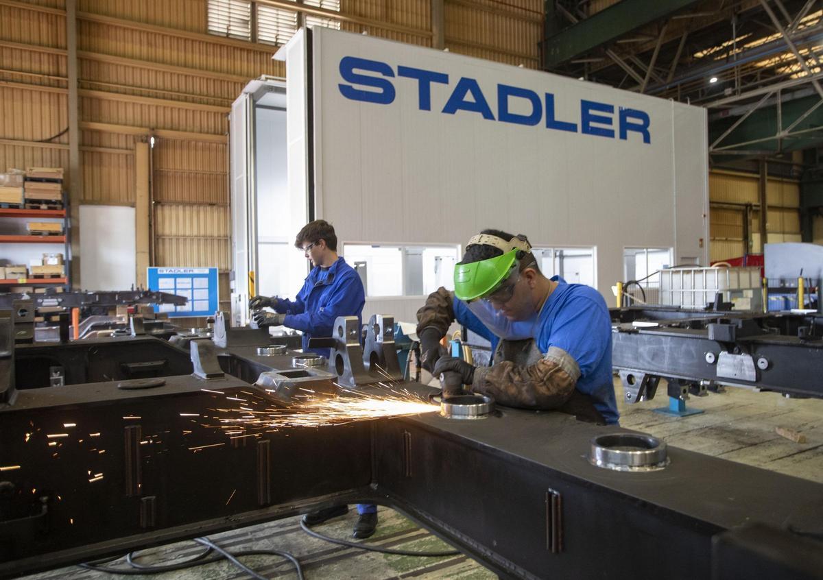 Soldadores en la fábrica de trenes ubicada en el polígono industrial de Albuixech.