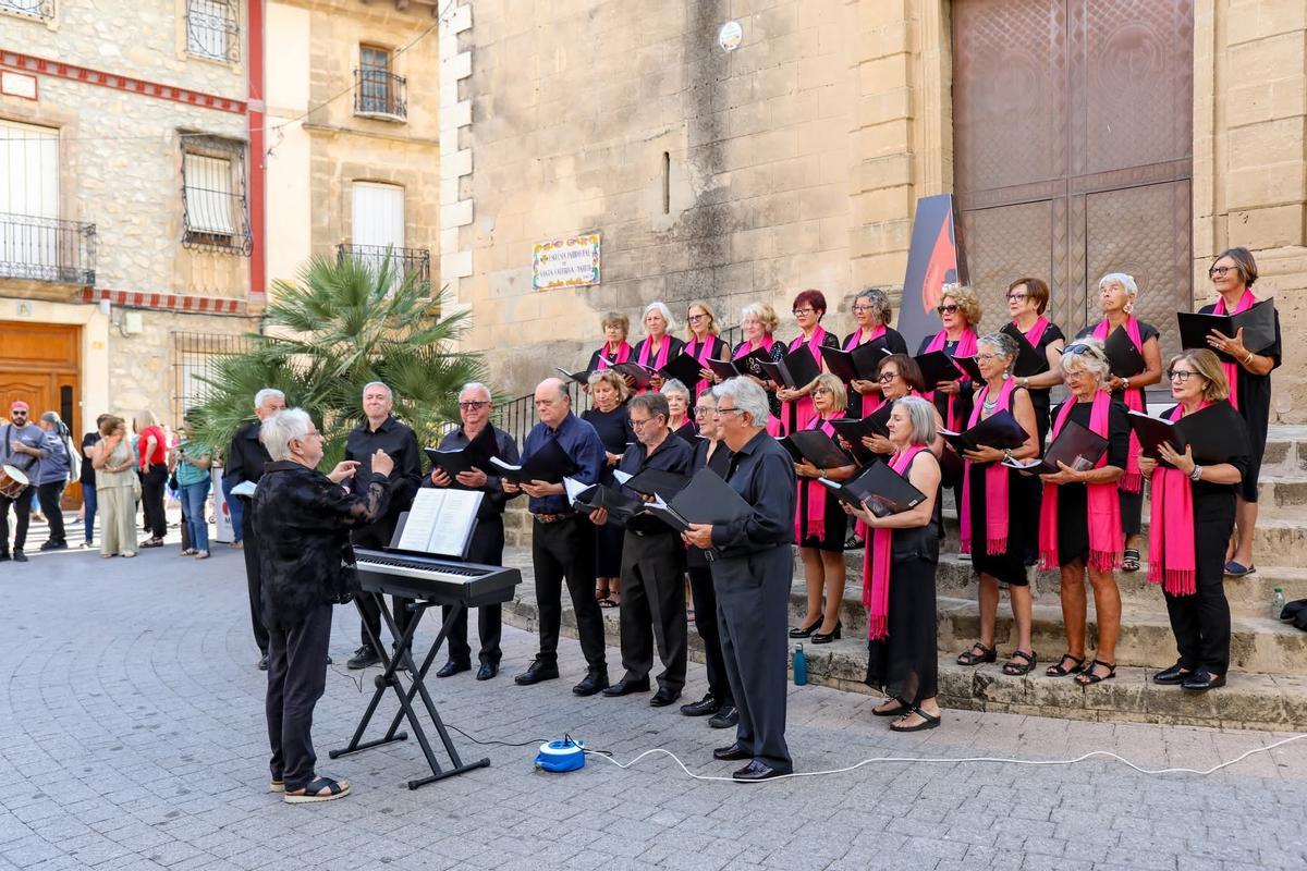 La mejor música coral en el pórtico de la iglesia de Santa Caterina