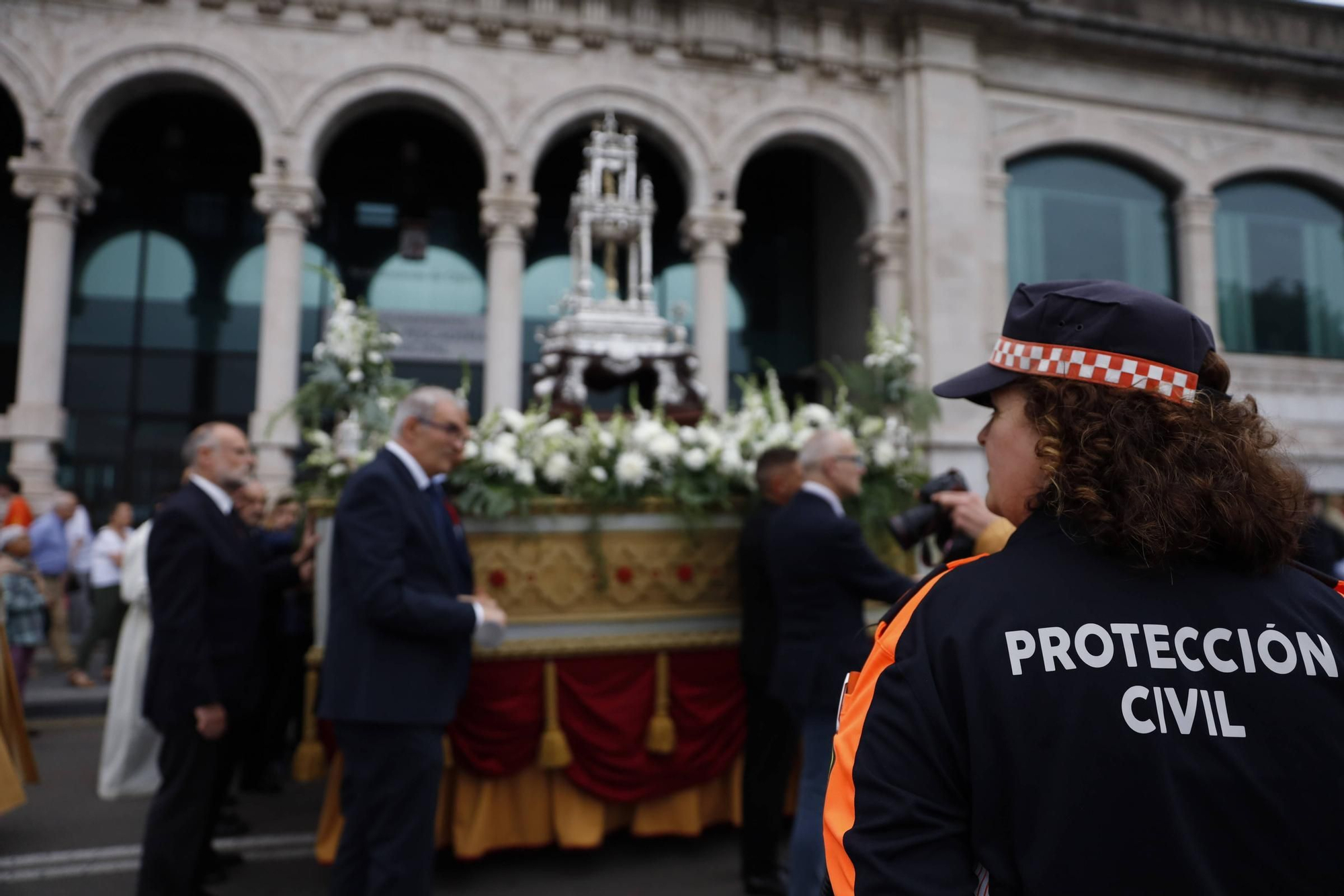 Pétalos, incienso, niños... así fue la procesión del Corpus Christi en Gijón (en imágenes)