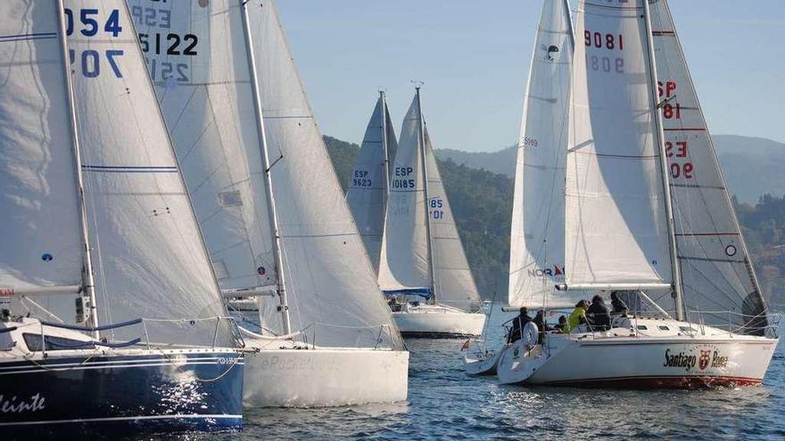 Un momento de la regata, con el buenense Santiago Roma Rías Baixas a la derecha.