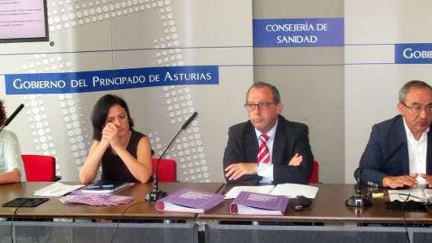 Por la izquierda, Victoria Játiva (directora de Atención y Evaluación Sanitaria del Sespa), Almudena Cueto (directora del Instituto Asturiano de la Mujer), Antonio Molejón (director general de Sanidad Pública) y Julio Bruno (técnico de la Consejería), ayer, durante la presentación del protocolo.