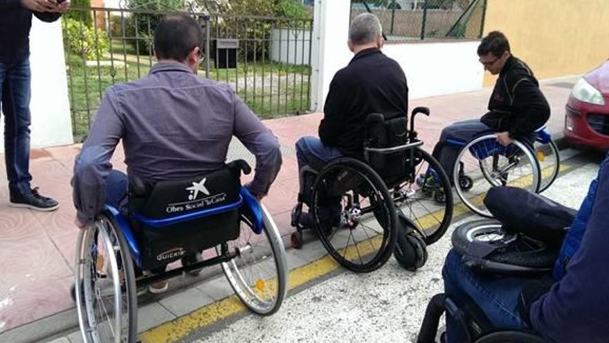 Representants de Mifas, l&#039;alcalde de Palamós, el regidor Joan Barba i tècnics van fer un recorregut en cadira de rodes. A la imatge, un escaló en la rampa d&#039;una vorera, petit, però que causa dificultats.