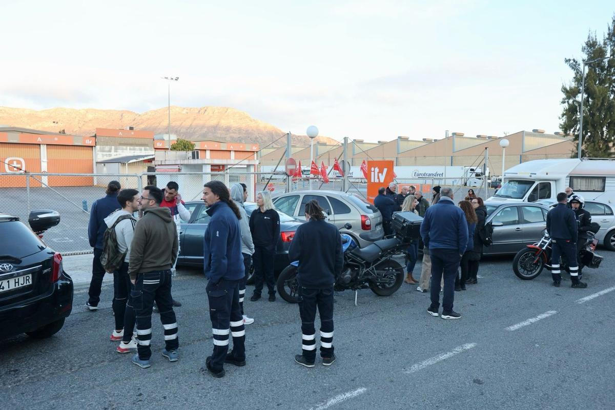 Los propietarios de los talleres mecánicos protestan por el colapso de la ITV en Alicante bloqueando los accesos a la estación del polígono del Pla de la Vallonga.