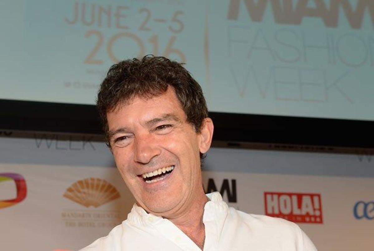 Antonio Banderas se ríe con los periodistas en Miami