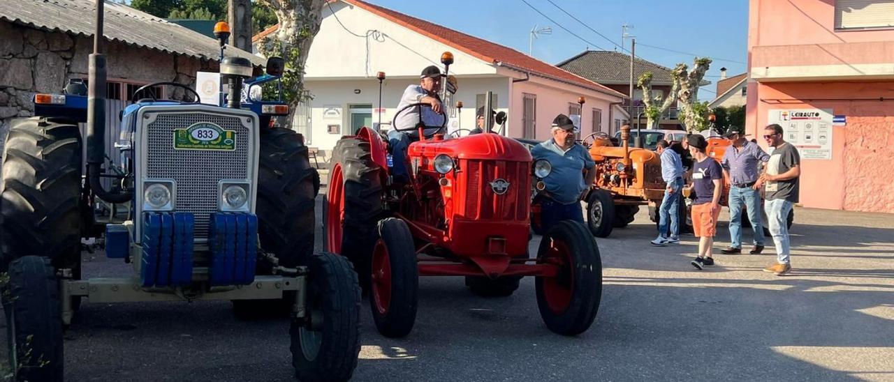 Algunos de los tractoristas a su llegada al municipio de Salvaterra de Miño.   | // D.P