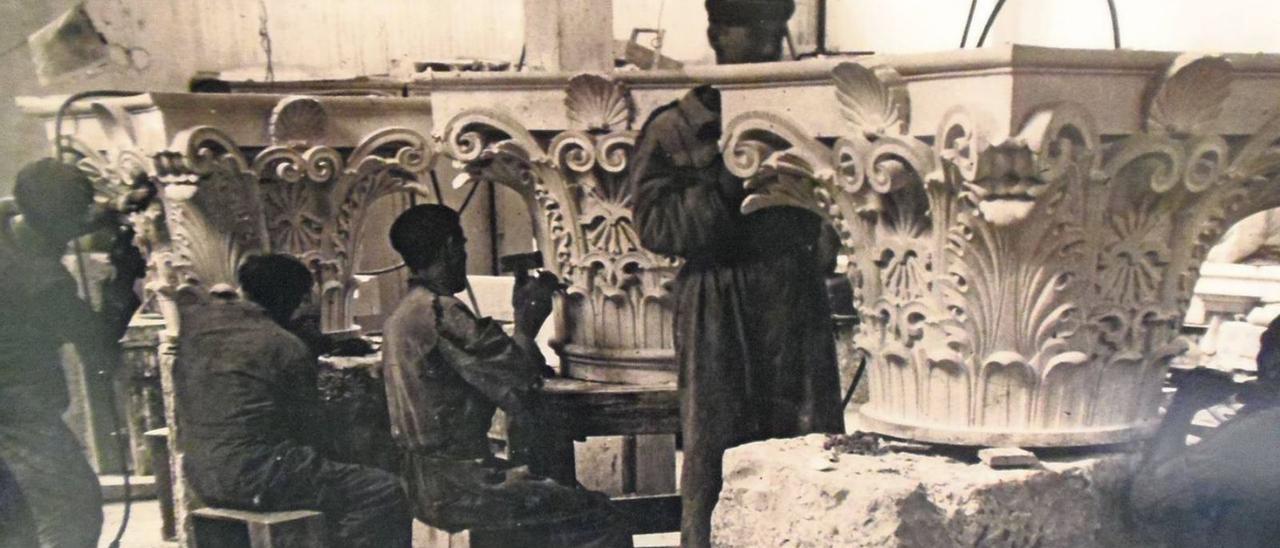Canteros esculpiendo capiteles en 1950. | Fototeca del Muséu del Pueblu d’Asturies