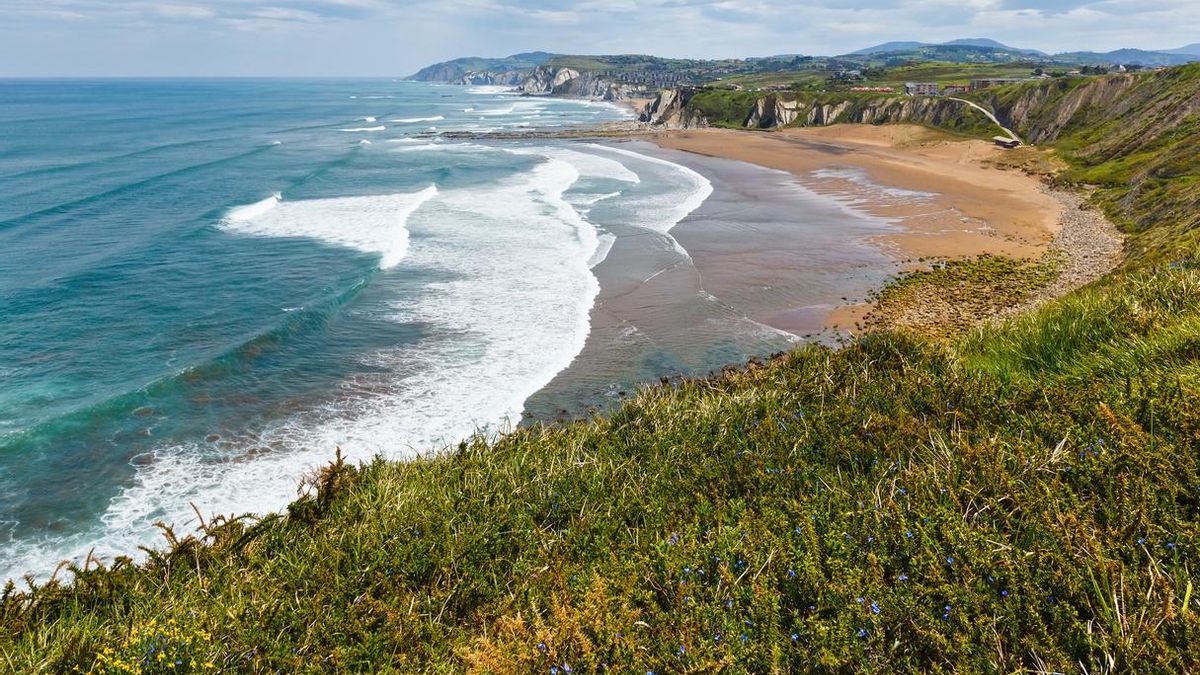 La playa más desconocida de España no tiene turismo, es perfecta para agosto y está rodeada de una joya natural única en el mundo