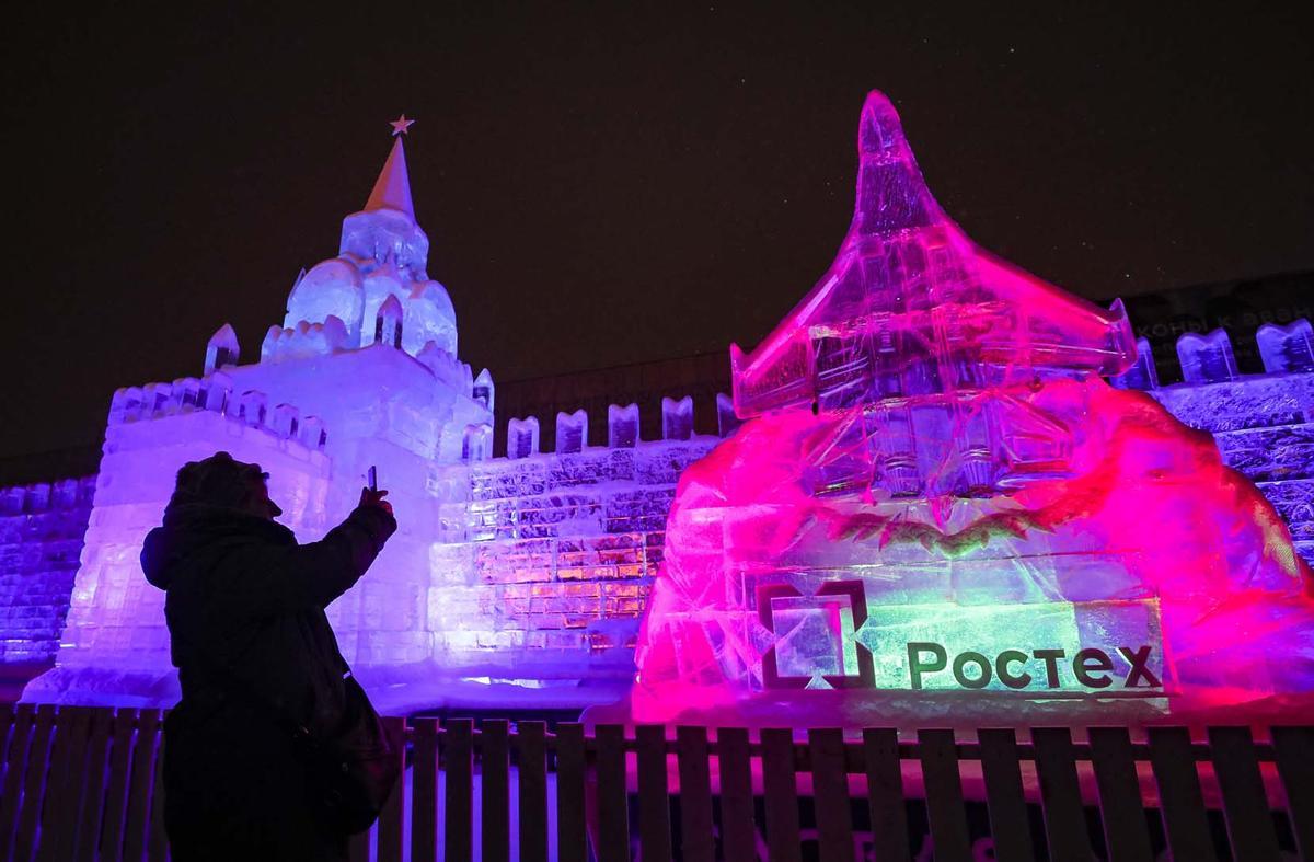 Esculturas y castillos de nieve en festivales de hielo de Moscú y  Heilongjiang, en el norte de China