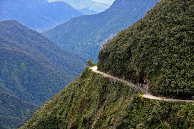 La carretera de la muerte en Bolivia, mejor para mayores de 30 años.