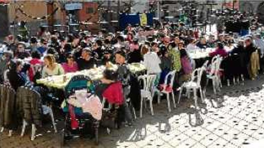 Més de cent persones al dinar del 40è aniversari del cau de Vallbona d&#039;Anoia