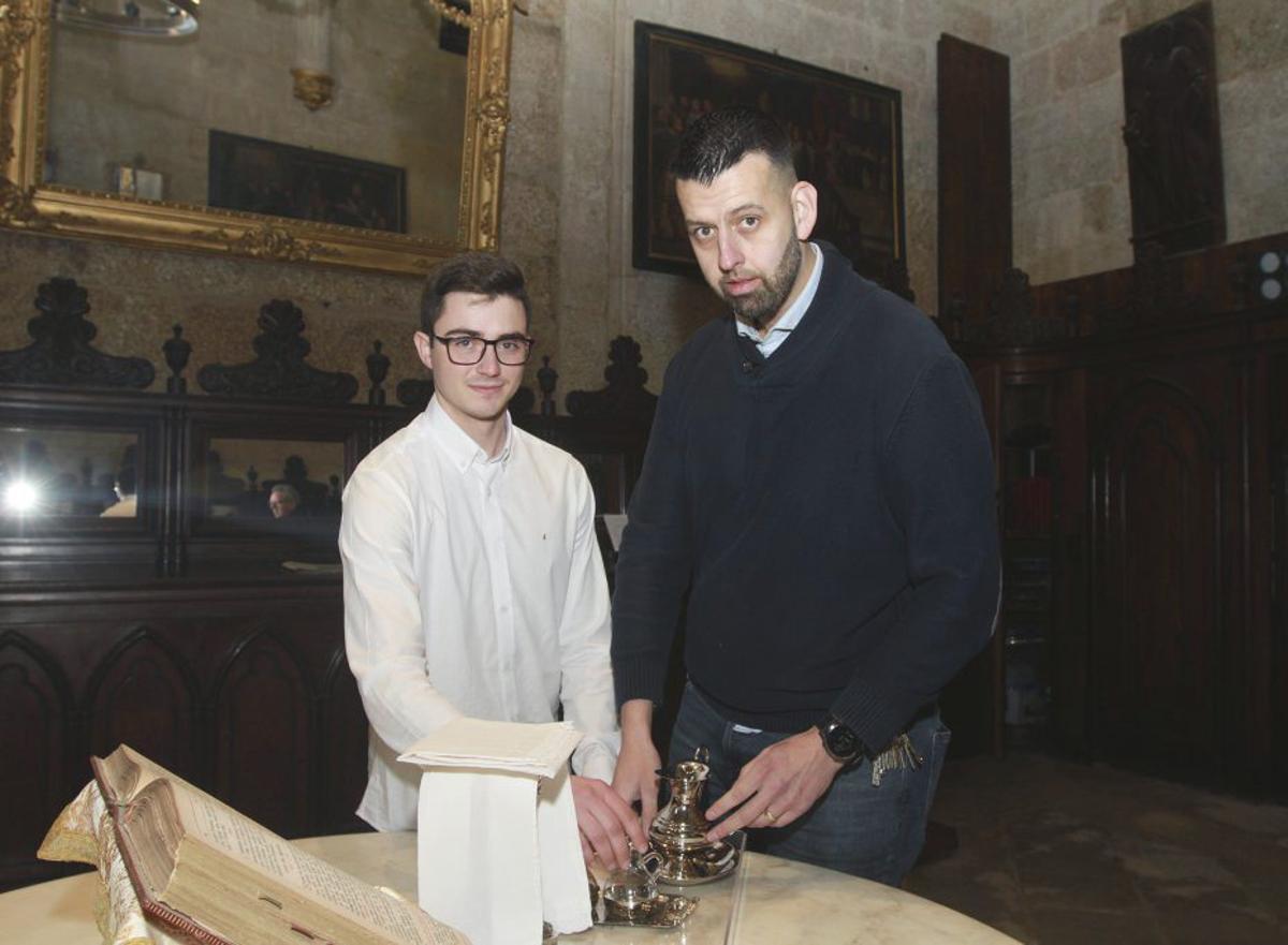 Celso y Juan Carlos, en el interior del templo. | IÑAKI OSORIO