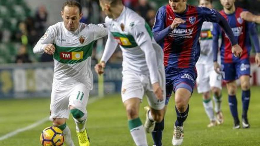 Nino y Luis Pérez, durante un partido del Elche en el Martínez Valero.