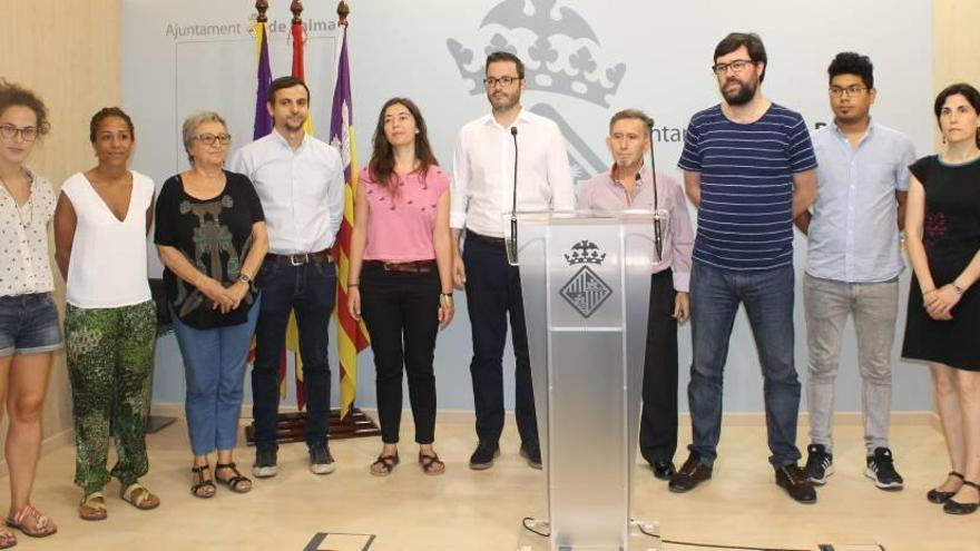 Miquel Perelló, en el centro, y el que será su sustituto Llorenç Carrió (cuarto por la izquierda), ayer junto a todo el equipo de gobierno.