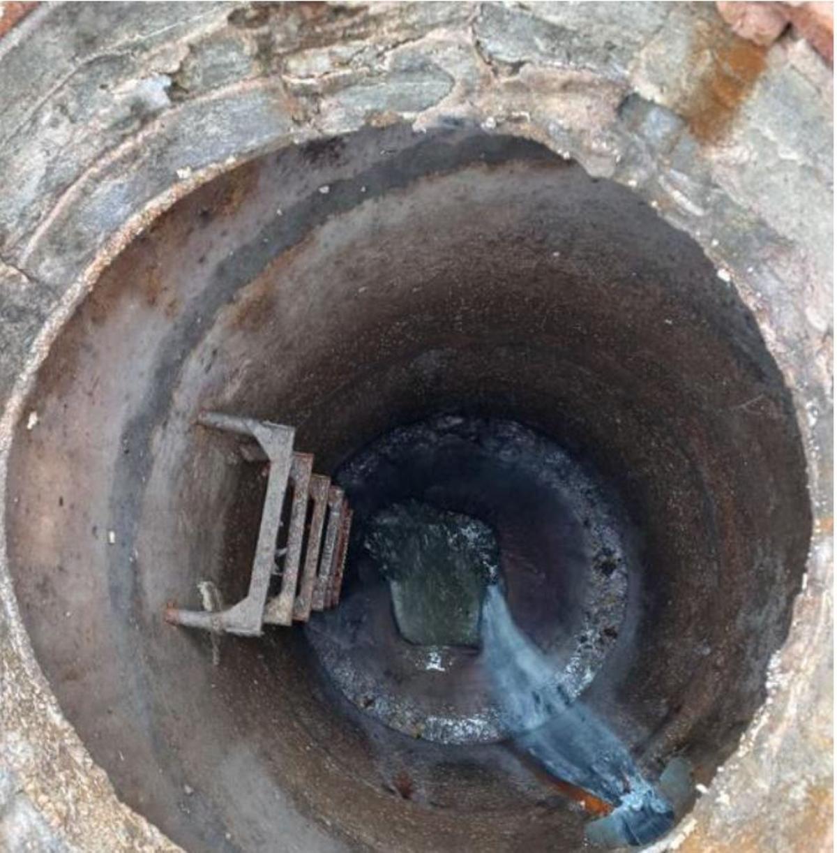 Imagen de uno de los pozos de registro donde se infiltra agua marina.