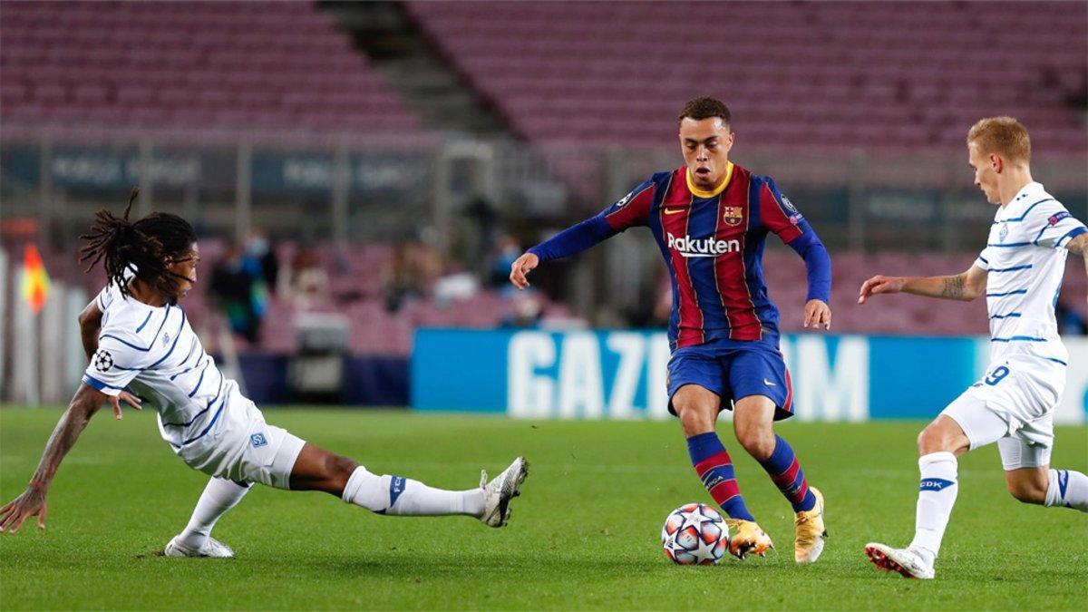 Sergiño Dest, durante el Barça-Dinamo Kiev de la Champions 2020/21