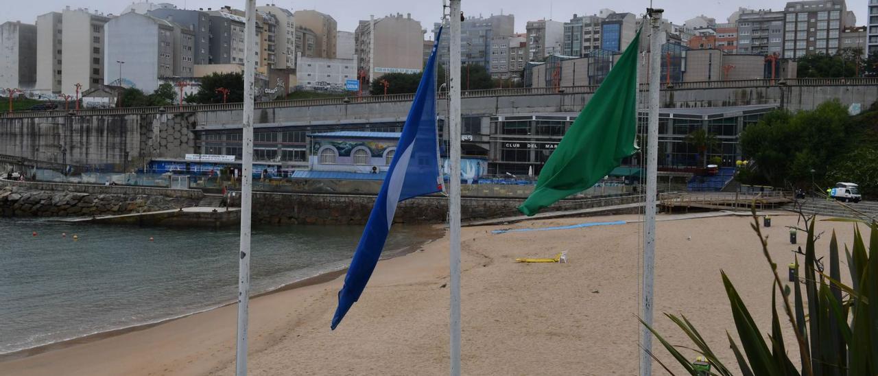 La playa de San Amaro, ayer, con la bandera azul izada.