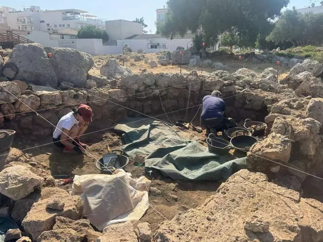 El posible hogar en la excavación del Talayot de s'Illot