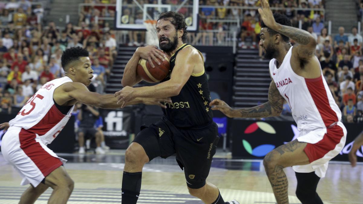 Llull entra a canasta entre dos jugadores de Canadá.