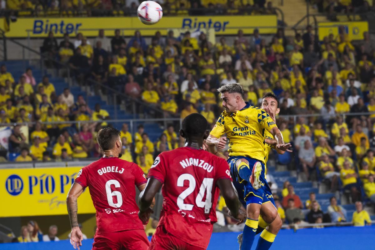 LAS PALMAS DE GRAN CANARIA , 16/08/2024.- El centrocampista de la UD Las Palmas Alberto Moleiro (3i) efectúa un remate durante el partido de LaLiga entre la UD Las Palmas y el Sevilla, este viernes en el estadio de Gran Canaria. EFE/ Angel Medina G