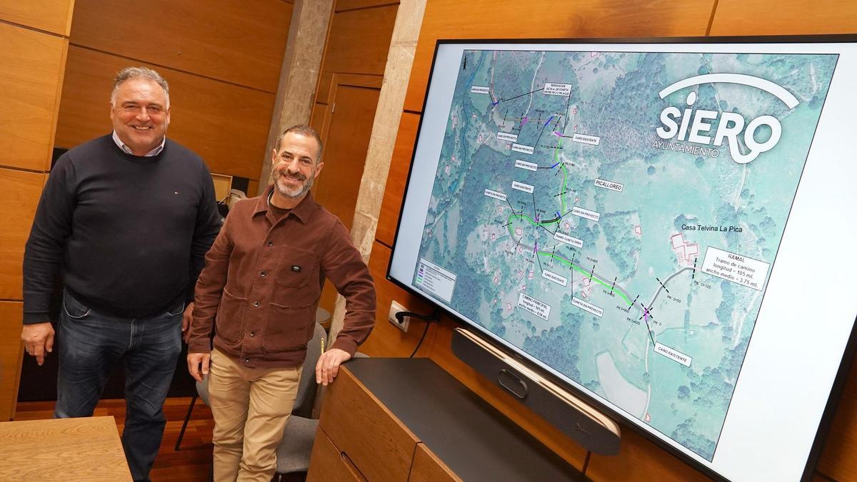 Alejandro Villa y Ángel García, ante el plano de la actuación