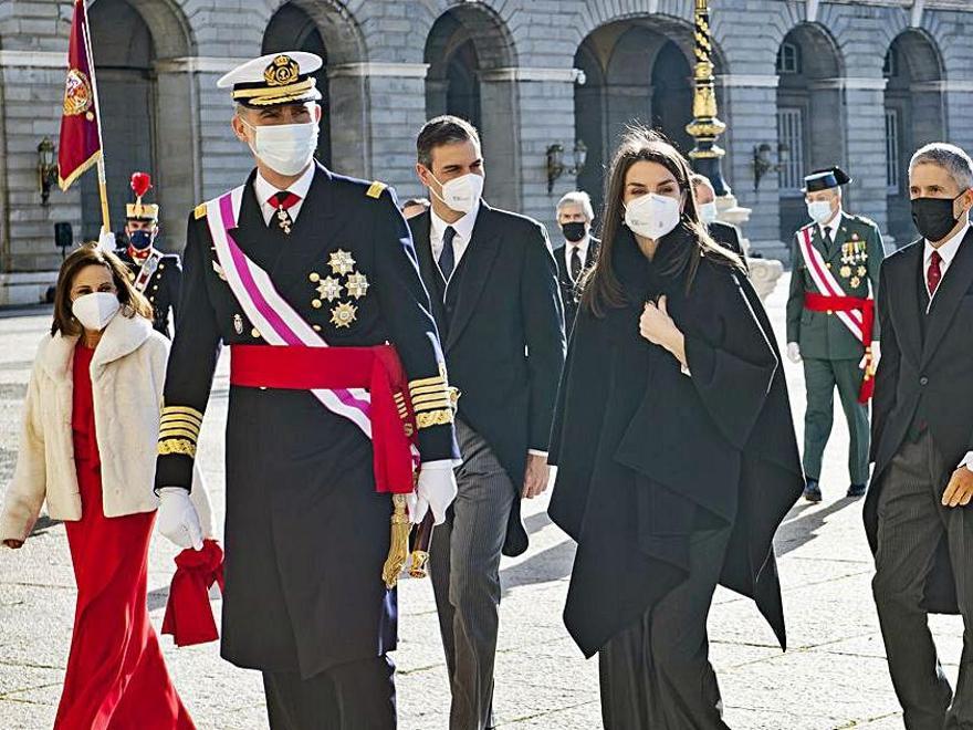 Por la izquierda, Margarita Robles, el Rey Felipe, Pedro Sánchez, la Reina Letizia y Fernando Grande-Marlaska.