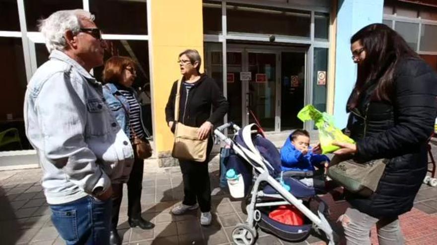 Minuto de silencio en el Mercado de Carolinas de Alicante en memoria de Gabriel Cruz