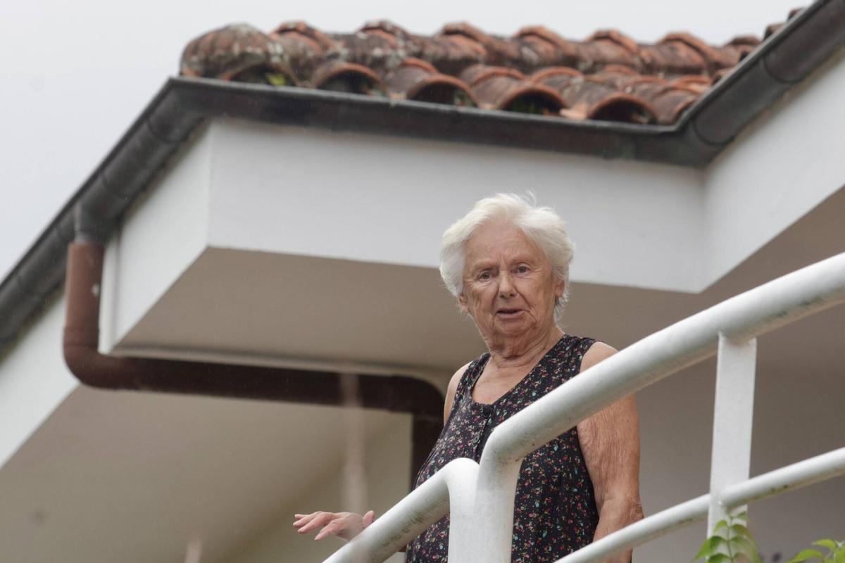En imágenes: un guardia civil mata a su exmujer en el cuartel de Llanes y muere tras un tiroteo con compañeros en su huida En imágenes: un guardia civil mata a su exmujer en el cuartel de Llanes y muere tras un tiroteo con compañeros en su huida