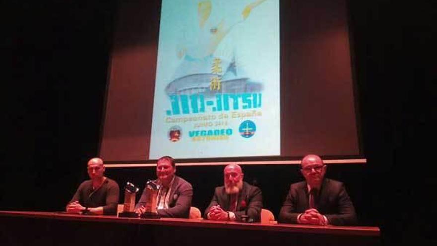 Villanueva, César Álvarez (alcalde), Juan Antonio Delgado y Luis Cotarelo (presidente de la Unión Asturiana), ayer, en la presentación.