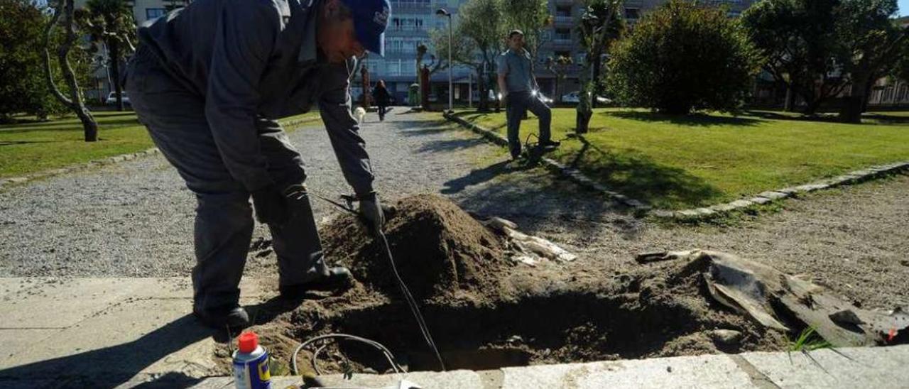 Un operario intenta retirar parte del cableado eléctrico dañado en el parque de A Concha. // Iñaki Abella