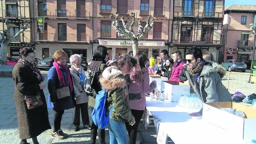 Voluntarios de Manos Unidas se disponen a entregar los bocadillos a vecinas de Toro .