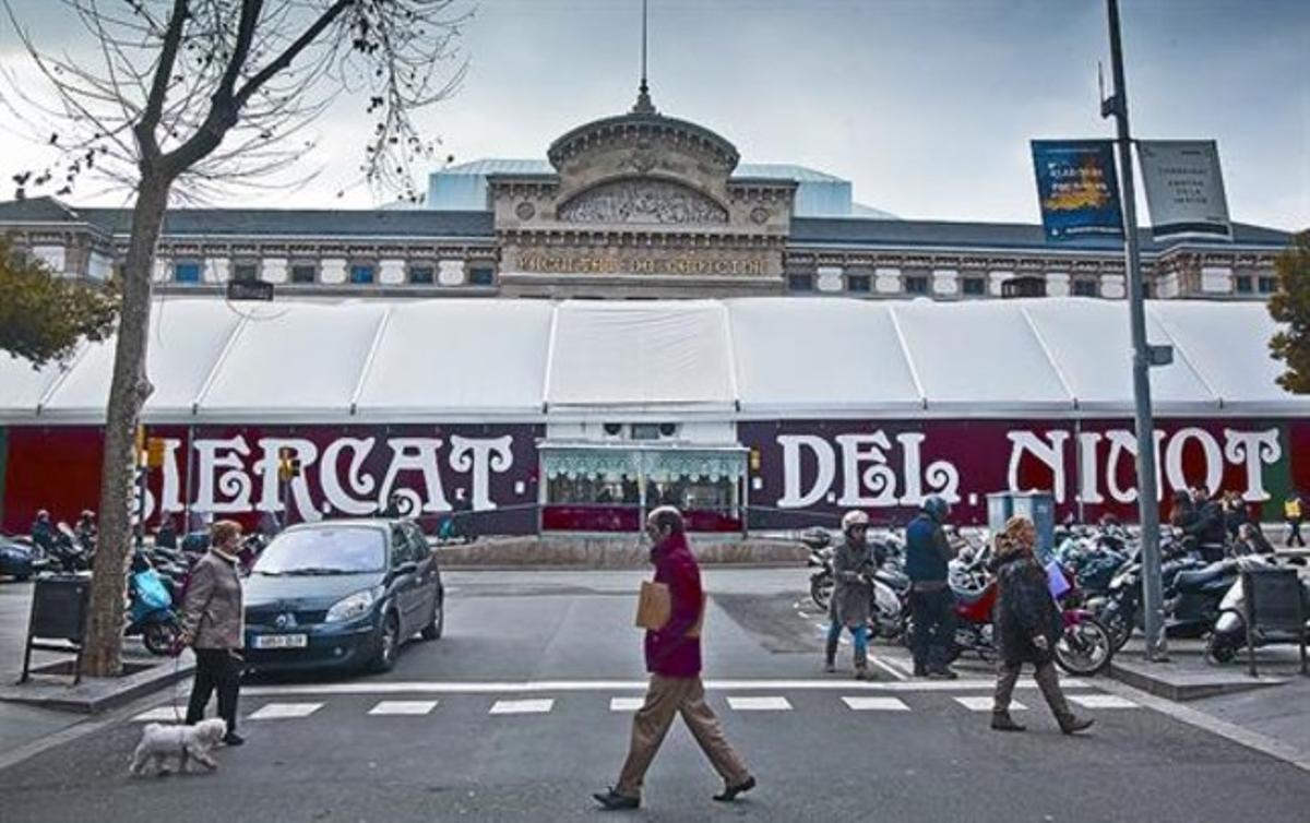 Aspecte exterior de la carpa provisional del mercat del Ninot, el gener de l’any passat. Aspecte exterior de la carpa provisional del mercat del Ninot, el gener de l’any passat.