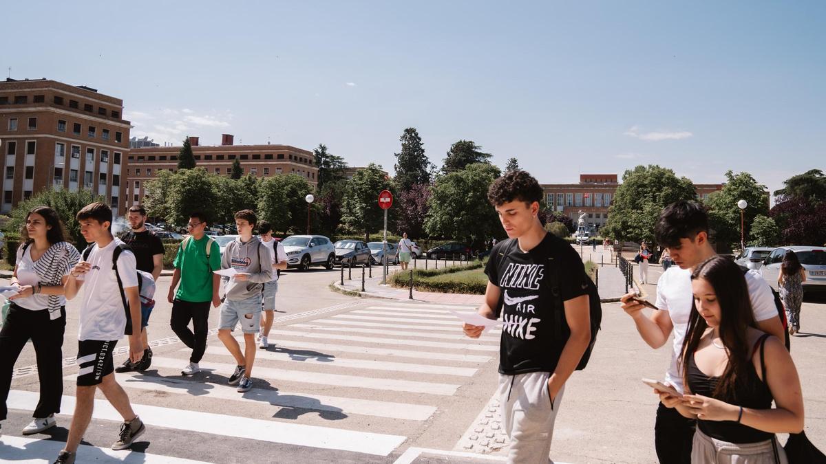Estudiantes acudiendo a la EvAU 2024 en Madrid.