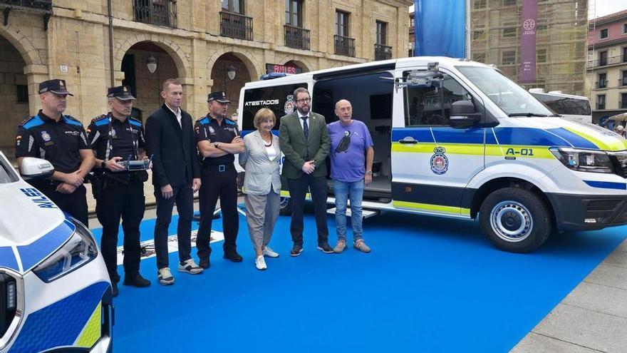 La Policía Local de Avilés estrena un furgón multifuncional con tecnología punta para atestados y emergencias