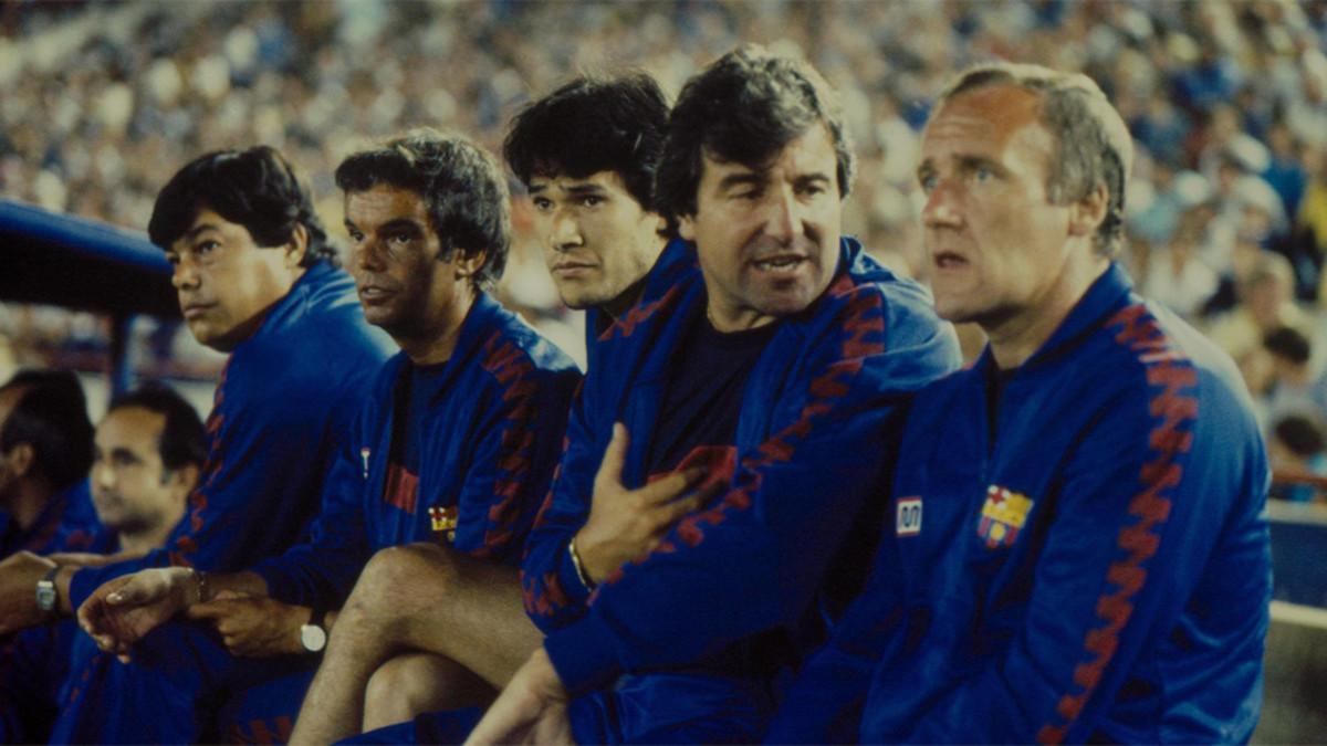 Un banquillo del FC Barcelona (1985) con Venables, escudado por Harris y Amarilla. También aparecen en la imagen Turner, Ceballos, Langa y Mur