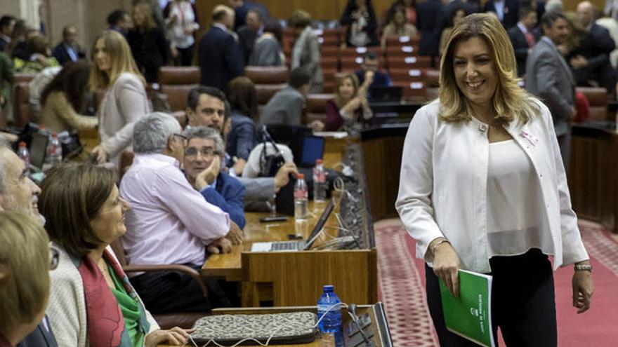 La presidenta andaluza, Susana Díaz, en el Parlamento regional en Sevilla poco antes del inicio del debate sobre el estado de la comunidad, el primero que se celebra en Andalucía con la participación de cinco grupos parlamentarios.