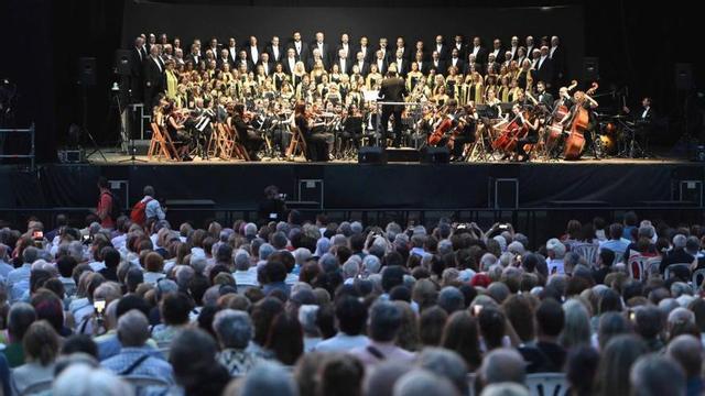 Actuación de la Coral Casablanca y Orquesta, en 2025, en Castrelos.