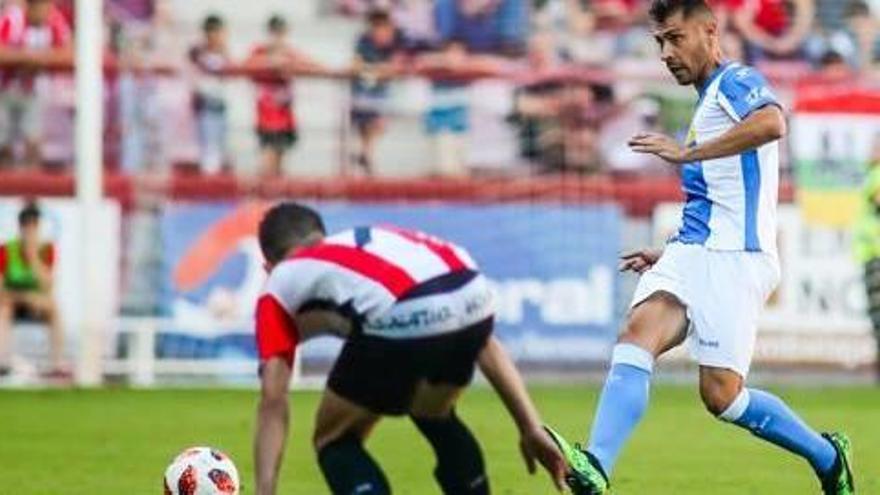 El central alicantino Samuel Llorca realiza un pase en el Logroñés-Hércules de la promoción de ascenso.