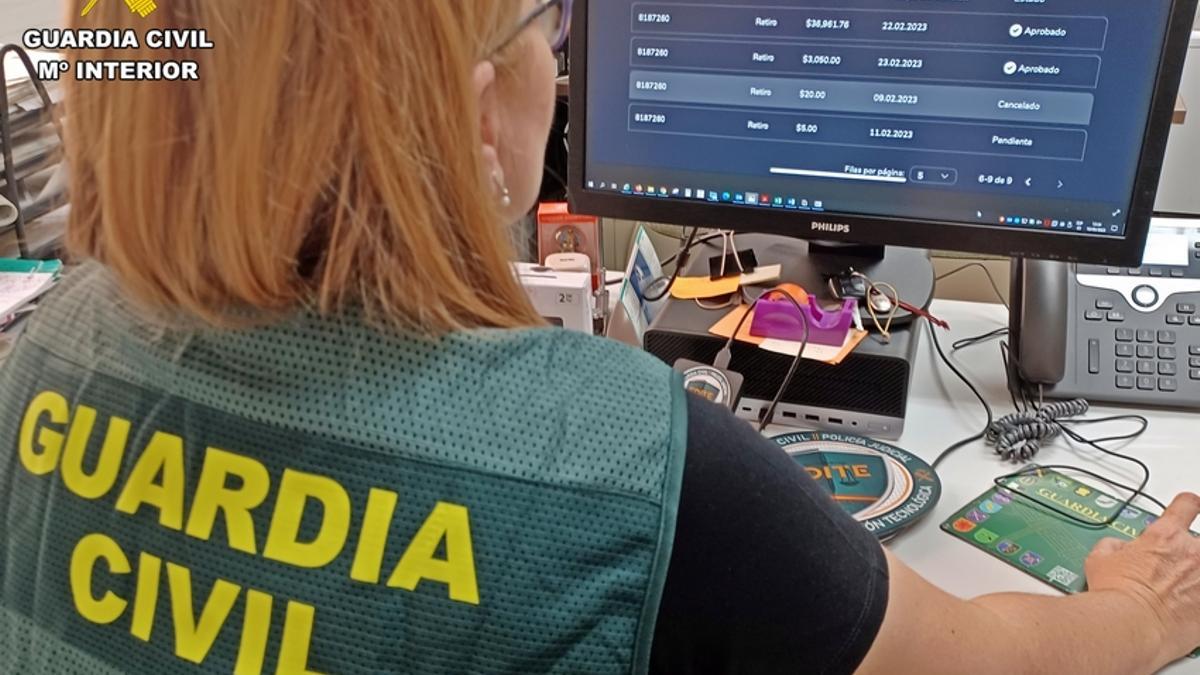 Una agente del Equipo de Investigación Tecnología de la comandancia de la Guardia Civil en Badajoz.