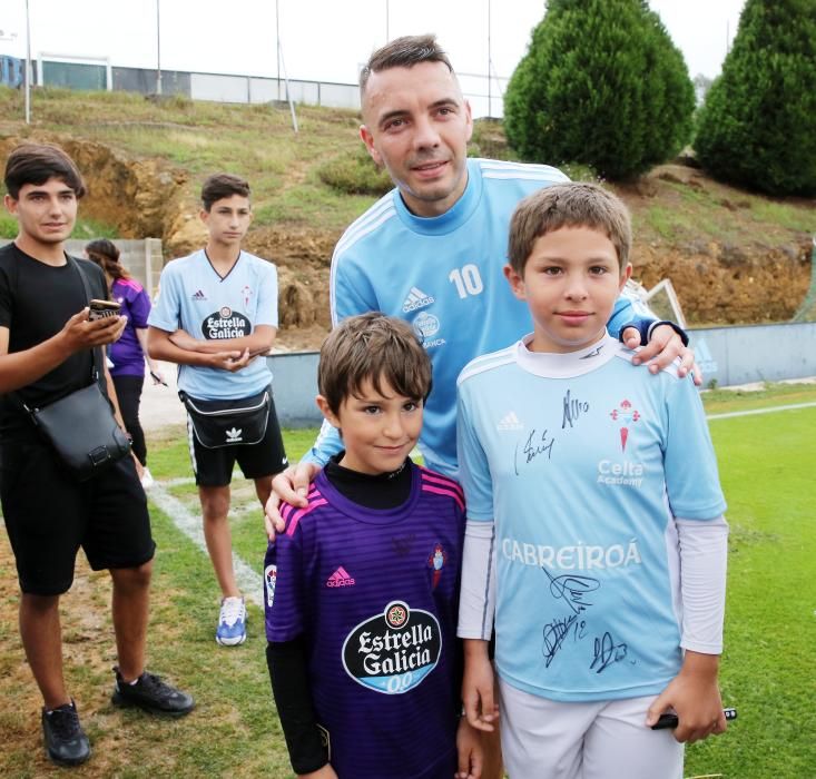 La afición disfruta del entrenamiento del Celta en el Día de Galicia